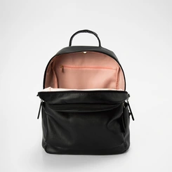 Mochila Feminina Penélope Bolso Frontal Detalhe Metalizado Preto