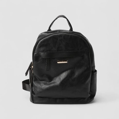 Mochila Feminina Penélope Bolso Frontal Detalhe Metalizado Preto