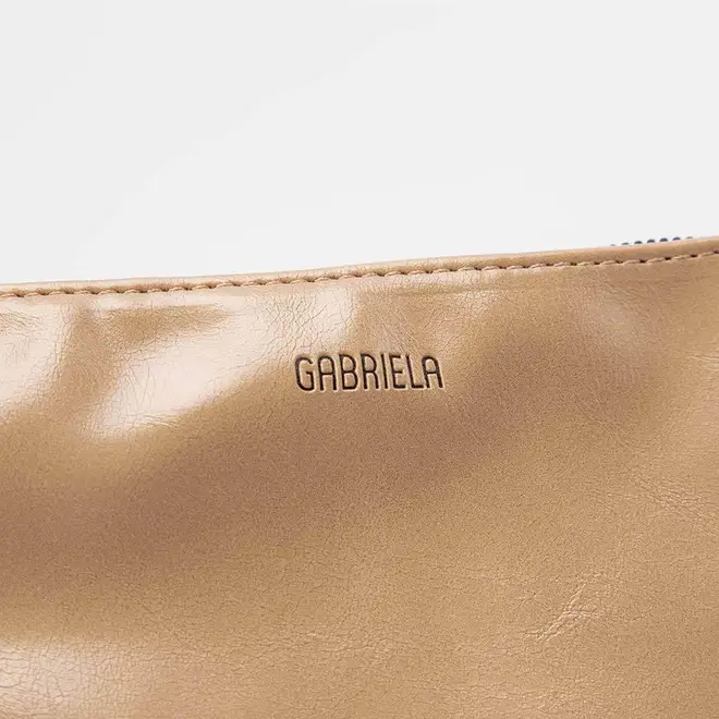 Bolsa Baguete Gabriela Pequena Tachas Bege