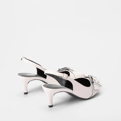 Scarpin Slingback Gabriela Detalhe Fivela Off White