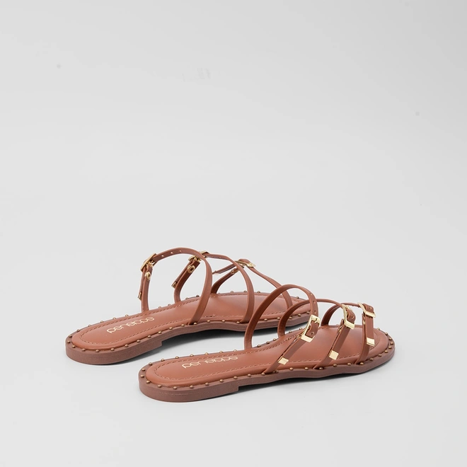 Rasteira Feminina Penélope Tiras Slim Detalhe Fivela & Rebite Caramelo