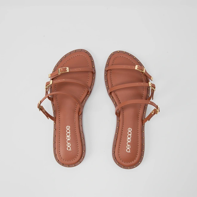 Rasteira Feminina Penélope Tiras Slim Detalhe Fivela & Rebite Caramelo