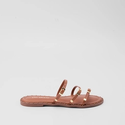 Rasteira Feminina Penélope Tiras Slim Detalhe Fivela & Rebite Caramelo