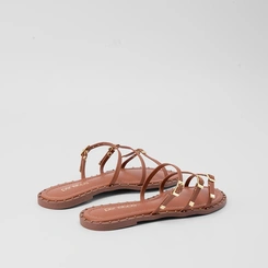 Rasteira Feminina Penélope Tiras Slim Detalhe Fivela & Rebite Caramelo