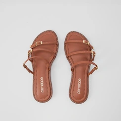 Rasteira Feminina Penélope Tiras Slim Detalhe Fivela & Rebite Caramelo