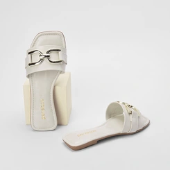 Rasteira Feminina Penélope Tira Larga Enfeite Metalizado Off White