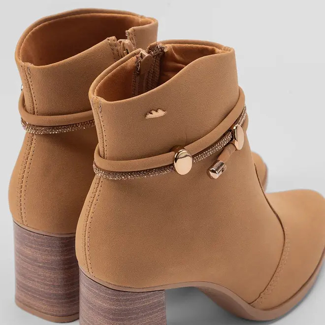 Ankle Boot Dakota Salto Grosso Detalhe Tiras Strass Nobuck Caramelo