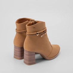 Ankle Boot Dakota Salto Grosso Detalhe Tiras Strass Nobuck Caramelo