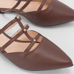 Mule Gabriela Detalhe Tiras Vazadas Marrom