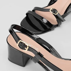 Sandália Penélope Tira Lateral Fivela Verniz Preto