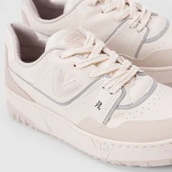 Tênis Casual Feminino Via Marte Recortes Nobuck Marfim & Bege