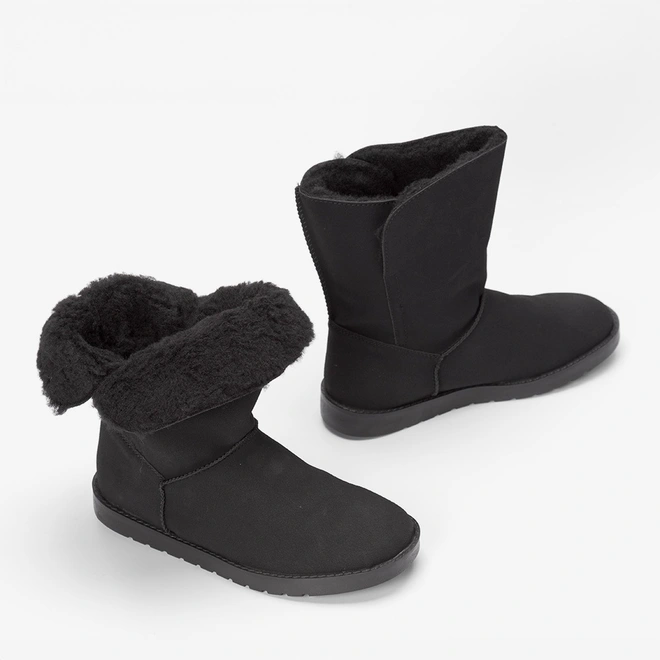 Bota Ugg Mooncity Detalhe Botão Preto