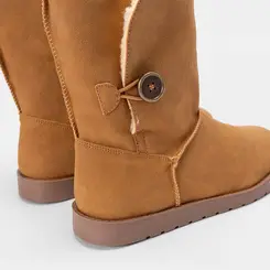 Bota Ugg Mooncity Detalhe Botão Caramelo