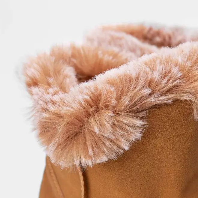 Bota Ugg Mooncity Detalhe Pelo Caramelo