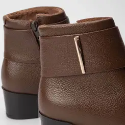 Ankle Boot Pegada Couro Detalhe Tira Marrom