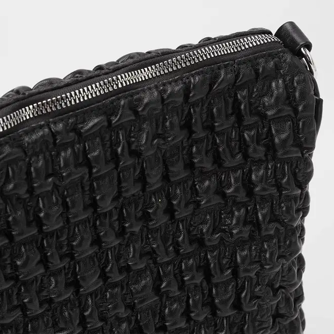Bolsa Gabriela Grande Efeito Matelassê Preto