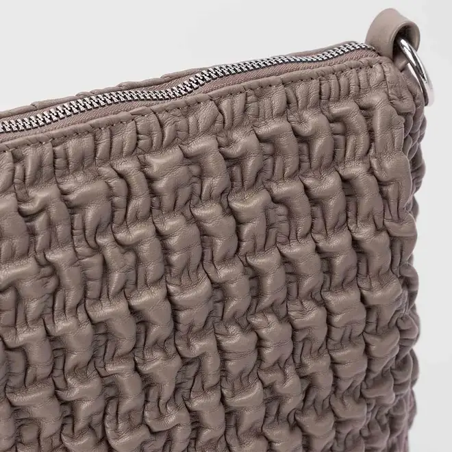 Bolsa Gabriela Grande Efeito Matelassê Marrom Claro