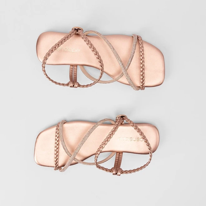 Sandália Rasteira Penélope Tiras Tressê & Strass Metalizado Rose Gold
