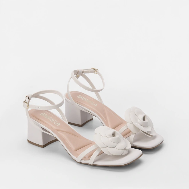 Sandália Gabriela Salto Bloco Detalhe Flor Off White