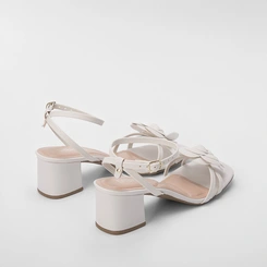 Sandália Gabriela Salto Bloco Detalhe Flor Off White