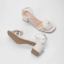 Sandália Gabriela Salto Bloco Detalhe Flor Off White