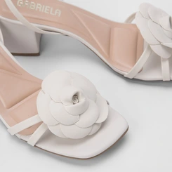 Sandália Gabriela Salto Bloco Detalhe Flor Off White