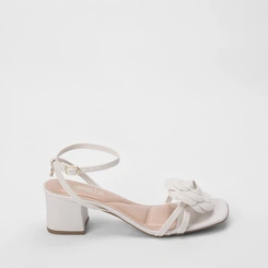 Sandália Gabriela Salto Bloco Detalhe Flor Off White