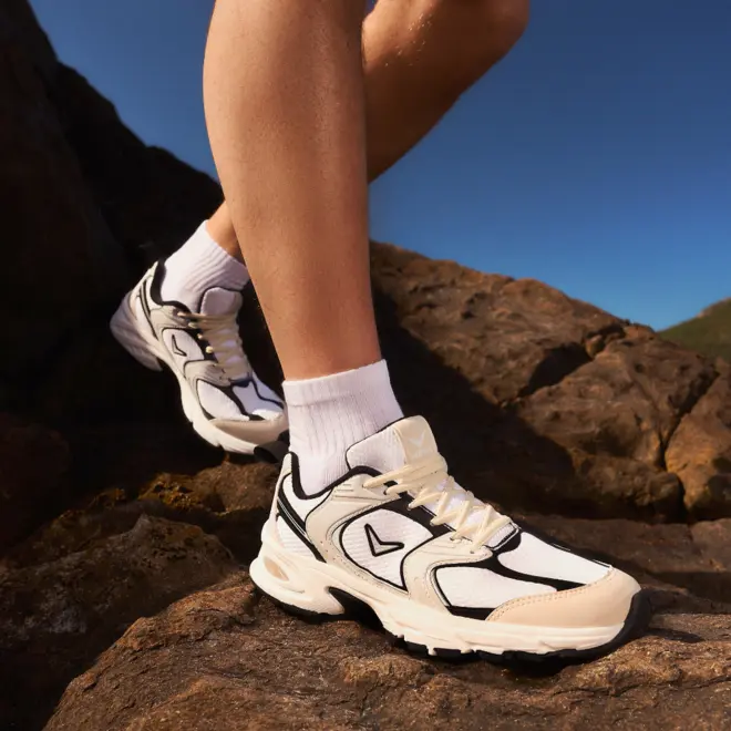 Tênis Vertus Esportivo Masculino Recortes Estilizados Cinza & Branco