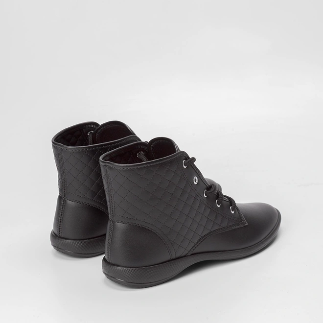 Ankle Boot Moleca Detalhe Pespontos Cruzados Preto