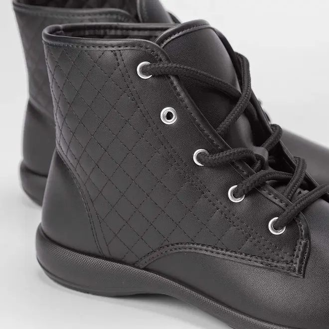 Ankle Boot Moleca Detalhe Pespontos Cruzados Preto