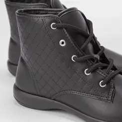 Ankle Boot Moleca Detalhe Pespontos Cruzados Preto