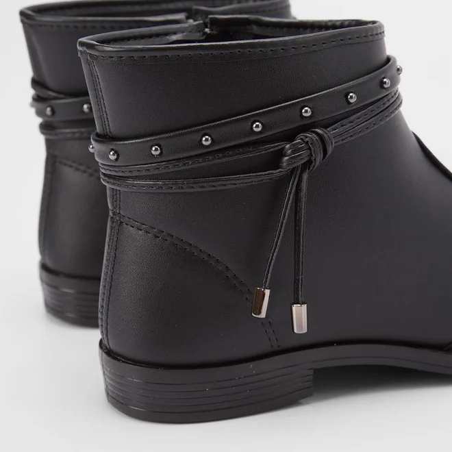 Ankle Boot Moleca Detalhe Tiras Slim Preto