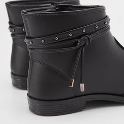 Ankle Boot Moleca Detalhe Tiras Slim Preto