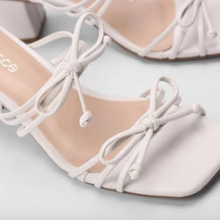 Tamanco Feminino Penélope Multitiras Slim Detalhe Laço Off White