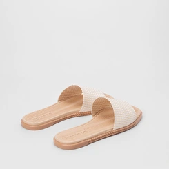 Rasteira Moleca Tira Larga Texturizada Brilho Off White