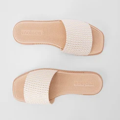 Rasteira Moleca Tira Larga Texturizada Brilho Off White
