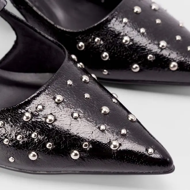 Scarpin Slingback Gabriela Salto Fino Rebite Preto