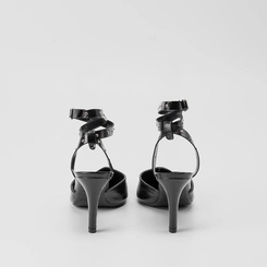 Scarpin Slingback Gabriela Tiras Cruzadas Rebite Preto