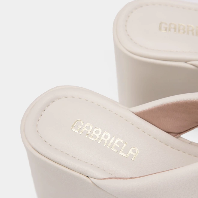 Tamanco Feminino Gabriela Plataforma Tira de Dedo Puffer Off White