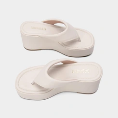 Tamanco Feminino Gabriela Plataforma Tira de Dedo Puffer Off White
