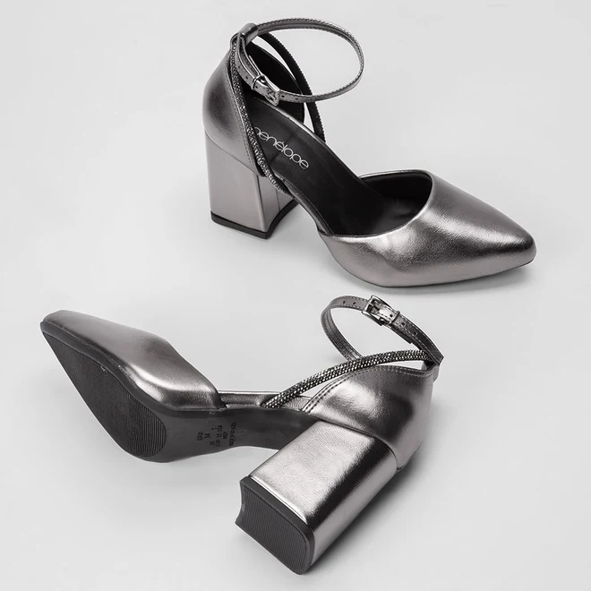 Scarpin Feminino Penélope Tira Strass Metalizado Grafite