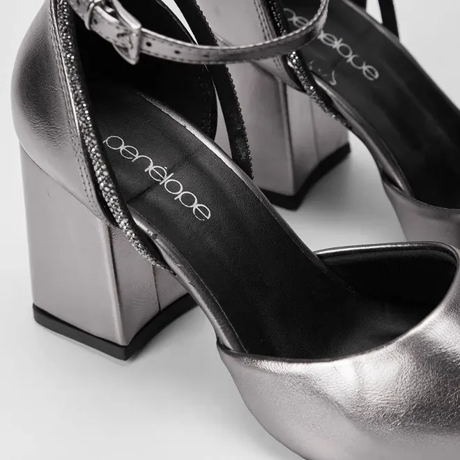 Scarpin Feminino Penélope Tira Strass Metalizado Grafite