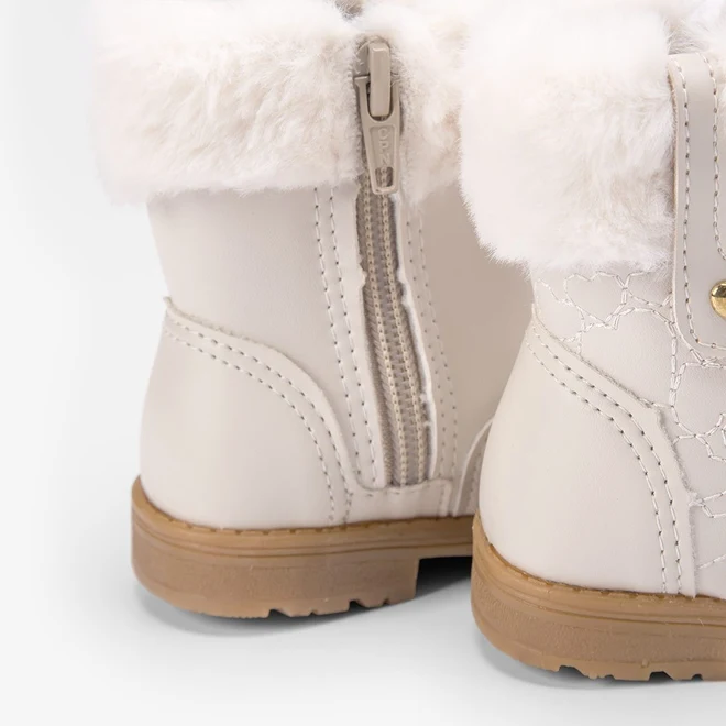 Bota Bebê Gabrielinha Detalhe Pelinho Bege