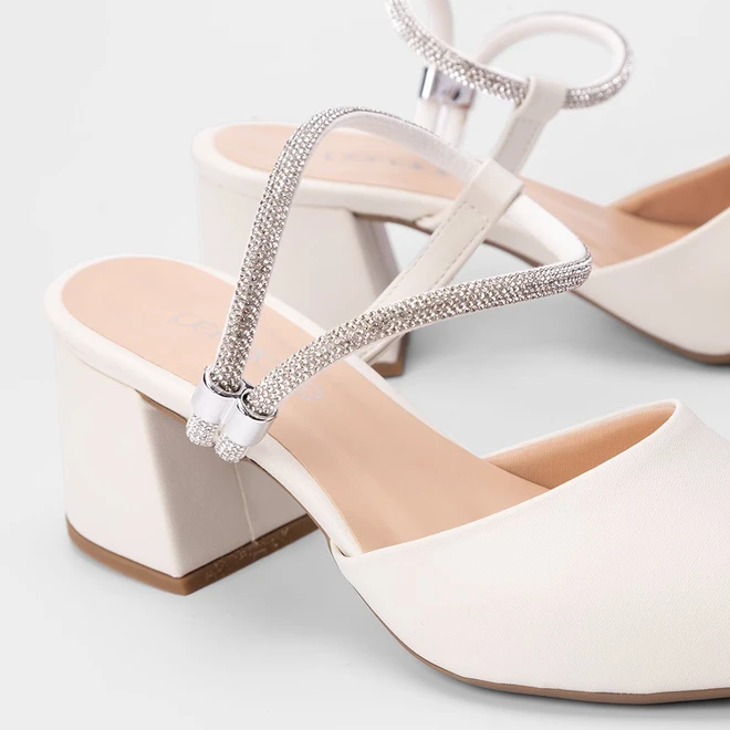 Scarpin Slingback Feminino Penélope Salto Geométrico Tira Strass Off White