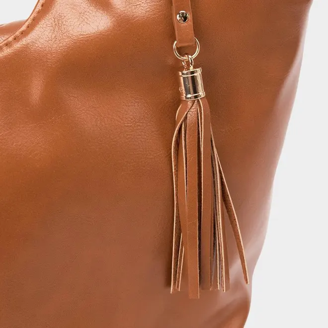 Bolsa Hobo Gabriela Pingente Tassel Caramelo