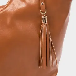 Bolsa Hobo Gabriela Pingente Tassel Caramelo
