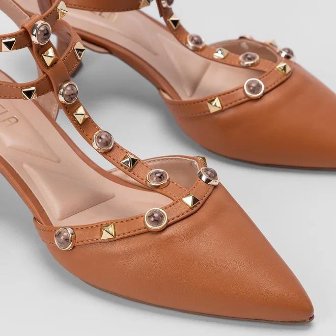 Scarpin Slingback Gabriela Salto Taça Tachas & Pedrarias Caramelo