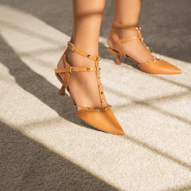 Scarpin Slingback Gabriela Salto Taça Tachas & Pedrarias Caramelo