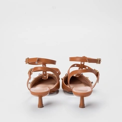Scarpin Slingback Gabriela Salto Taça Tachas & Pedrarias Caramelo