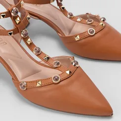 Scarpin Slingback Gabriela Salto Taça Tachas & Pedrarias Caramelo